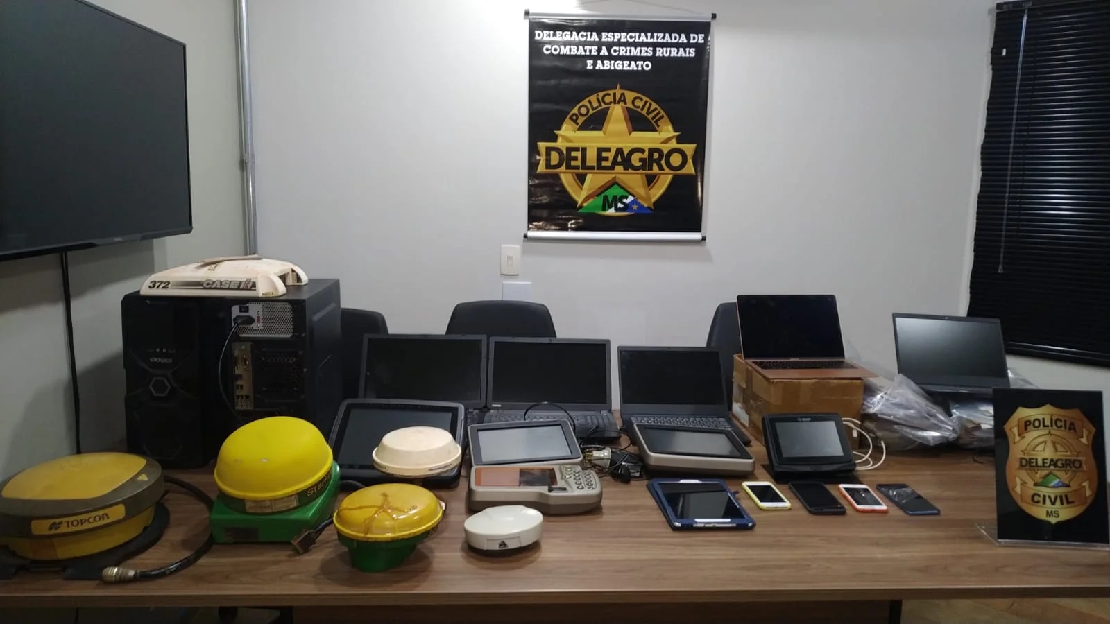 Equipamentos e objetos apreendidos durante a opera&ccedil;&atilde;o - Foto: Pol&iacute;cia Civil/Divulga&ccedil;&atilde;o 